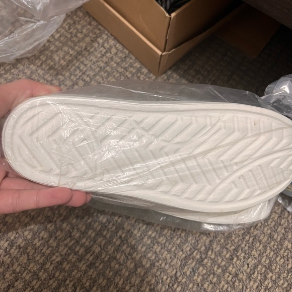 unisex shoes - Picture 2 of 3